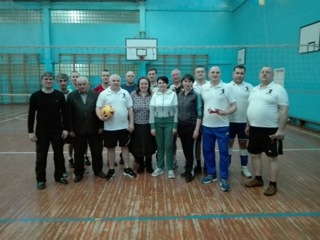 Товариська  зустріч  з  волейболу   між  директорами  шкіл  міста  Чернігова  та  вчительським  колективом  школи  №35