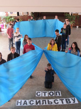 У ЗОШ № 5 відбулася акція "Синя стрічка – проти насильства"