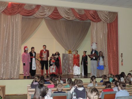 Громадська молодіжна організація «Жменя» подарувала учням СЗОШ №2 театральну виставу