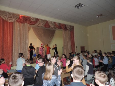 Громадська молодіжна організація «Жменя» подарувала учням СЗОШ №2 театральну виставу